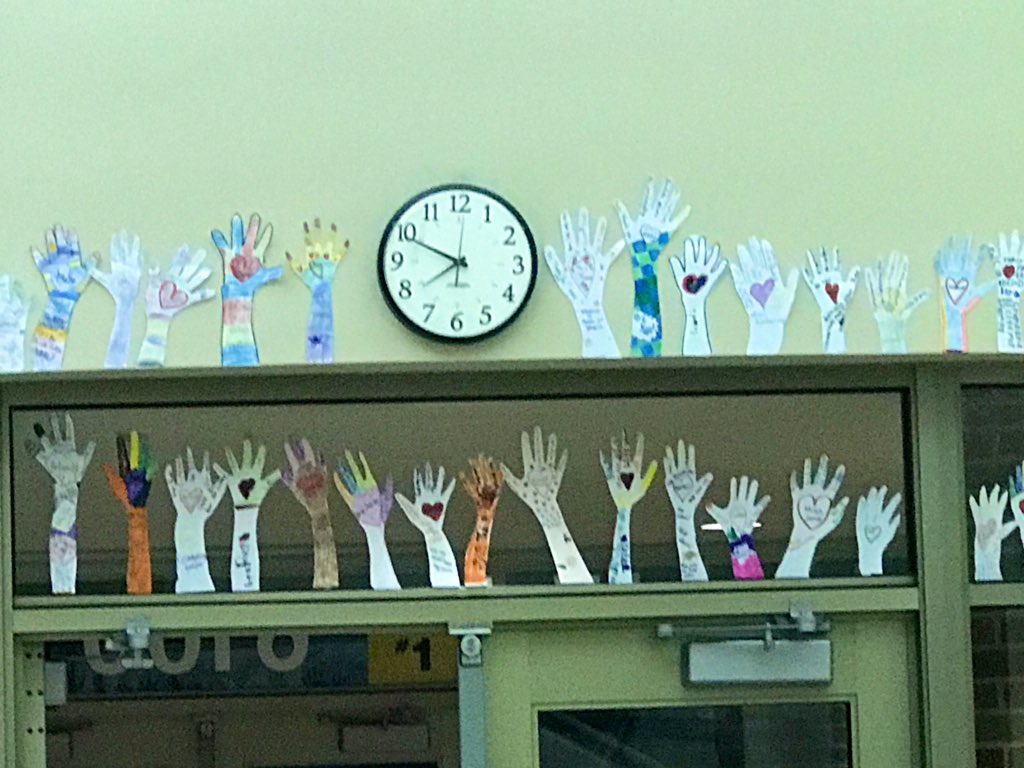 DrSpringer12301's tweet photo. Hands up for Kindness in our @_MerriamPark Bear Den today β€οΈ Can't wait to display all of our hands! ππ»ππΌππ½ππΎππΏβ₯οΈπ» #mpbeardens https://t.co/Zmgy69QH7e