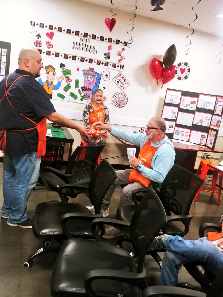 Ambermedina6684's tweet photo. #PacCentralSAW This was my BEST class yet! All associates engaged and answered all the #Servicetrivia Questions correctly.🎉 Great job team! Lets bring in those LEADS💚! @ServicesD223_74 @Haydnchilcott @lupeadiaz @jesse_moran10  @wendyofthewest.@kim_ramirez29 @OrmondLsormond. https://t.co/pGr8JPiW5n