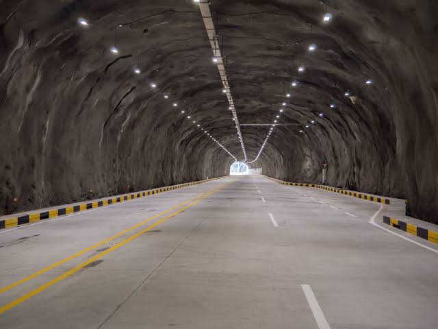Coraline_'s tweet photo. El túnel Yanango, el segundo más grande del Perú, ejecutado con una inversión de más de S/100 millones, colapsó hoy a un año de ser inaugurado ¡UN AÑO! Obra emblemática de Humala. Junín ya tiene su segundo monumento a la corrupción. #Indignada. https://t.co/yFsQclf3Cl