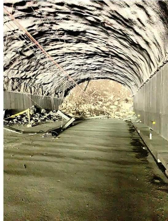 Coraline_'s tweet photo. El túnel Yanango, el segundo más grande del Perú, ejecutado con una inversión de más de S/100 millones, colapsó hoy a un año de ser inaugurado ¡UN AÑO! Obra emblemática de Humala. Junín ya tiene su segundo monumento a la corrupción. #Indignada. https://t.co/yFsQclf3Cl