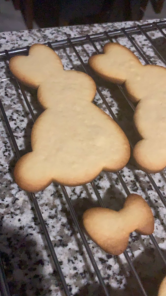 sweet_scape_'s tweet photo. #ShitHappens #BurntEasterBunnies😭😭😭 https://t.co/naFHIJ2mx0