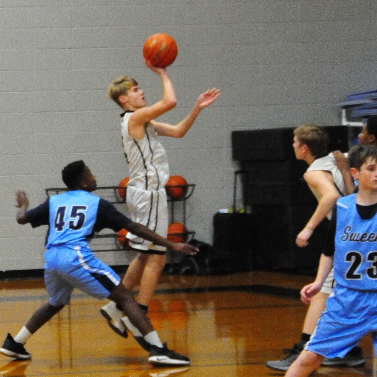 gayleydeemom3's tweet photo. My Dad got some great action shots at the final JH basketball game for Parker!!! 🐯🏀❤ #PJD #SealyJH #TigerBasketball #8thA #Win https://t.co/U8TJieIFPM