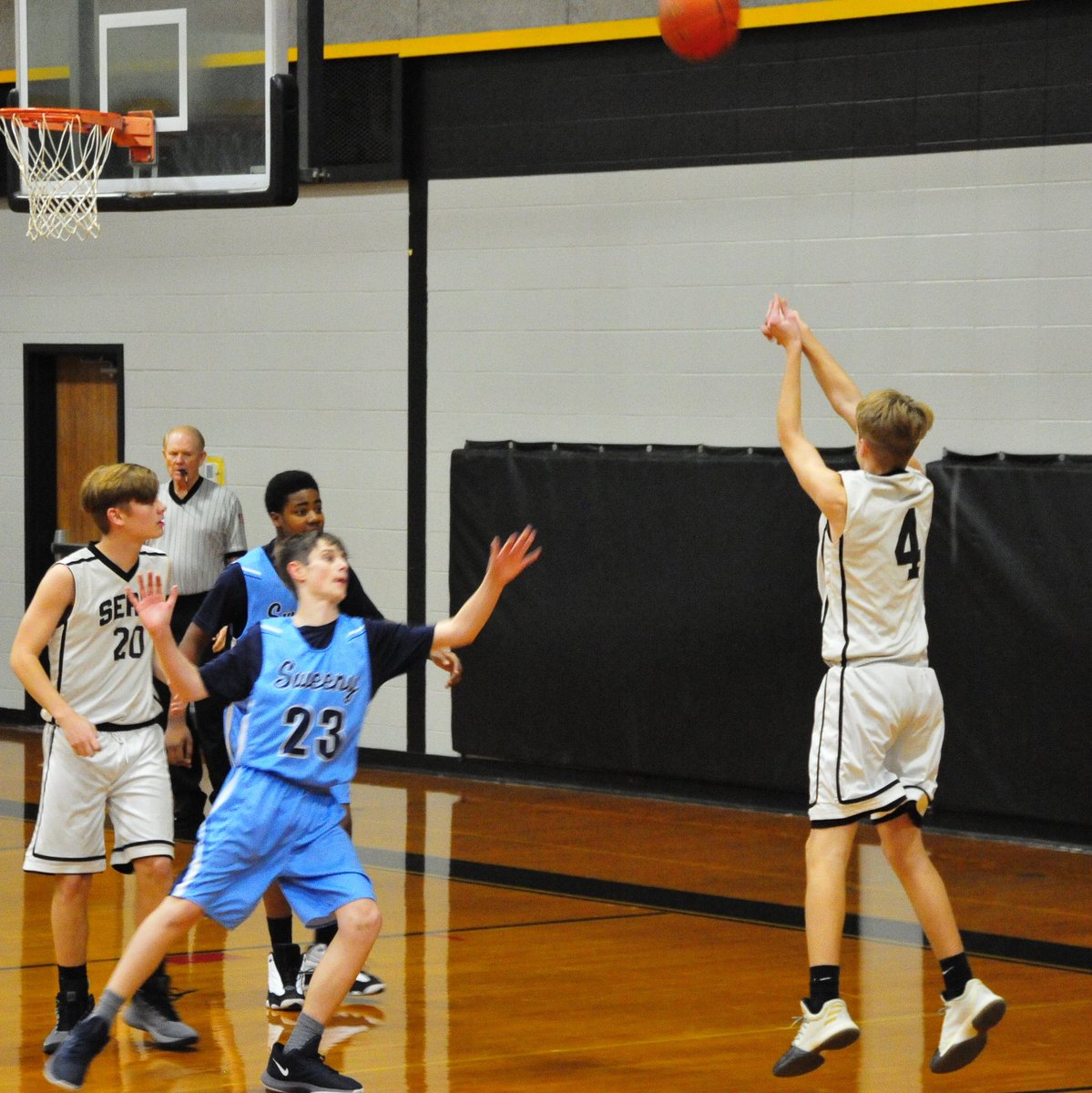 gayleydeemom3's tweet photo. My Dad got some great action shots at the final JH basketball game for Parker!!! 🐯🏀❤ #PJD #SealyJH #TigerBasketball #8thA #Win https://t.co/U8TJieIFPM