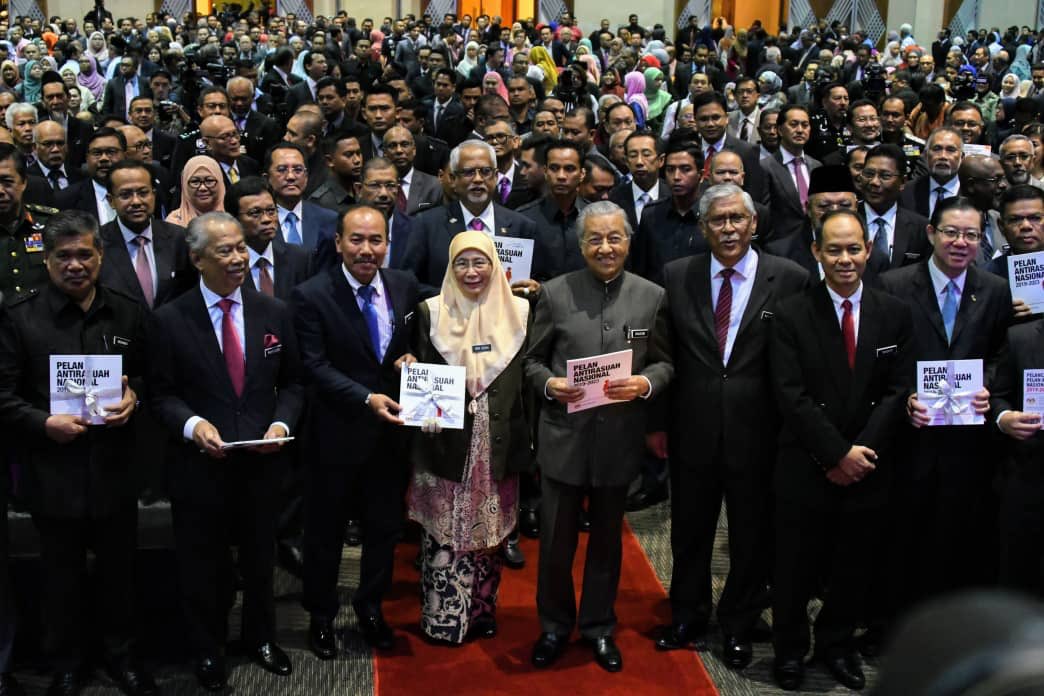 IsmailBakar60's tweet photo. Di majlis pelancaran Pelan Antirasuah Nasional (NACP) 2019-2023 pagi tadi. Rasuah tidak sekadar membawa kepada kerugian negara. Ia turut menyumbang kepada kemerosotan sosial dan menjejaskan imej negara. Rasuah harus diperangi habis-habisan. Ini ikrar kerajaan. https://t.co/YLlCDZbdNb