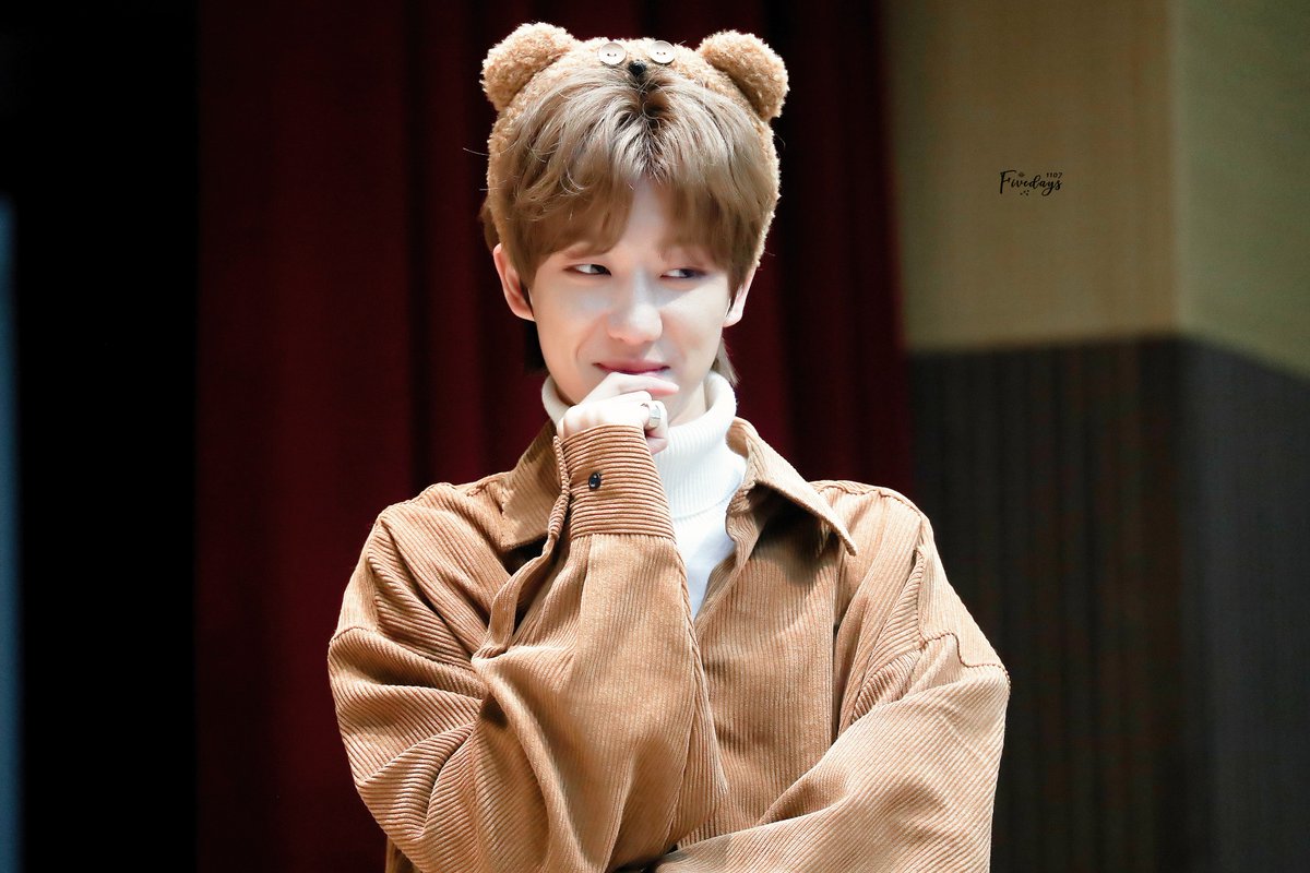 _Fivedays's tweet photo. 190127 
HEY!
#세븐틴⁠ ⁠⁠ ⁠ #SEVENTEEN⁠ ⁠⁠ ⁠ #The8 #디에잇 #徐明浩 #서명호 @pledis_17 https://t.co/tPxg0fUXgQ