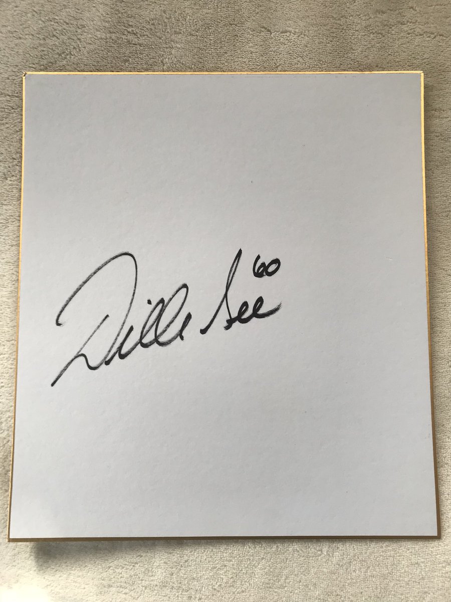 dsugi63's tweet photo. 去年の沖縄キャンプで色紙にサイン書いてくれたジーに思わず「スモールサインw」って言ったら空いてるスペース指さして「他の人が書けるように」的なこと言ってたさりげない優しさ忘れません👏
短かったけどドラゴンズにきてくれてありがとう
#DillonGee https://t.co/wSTuxU8S53