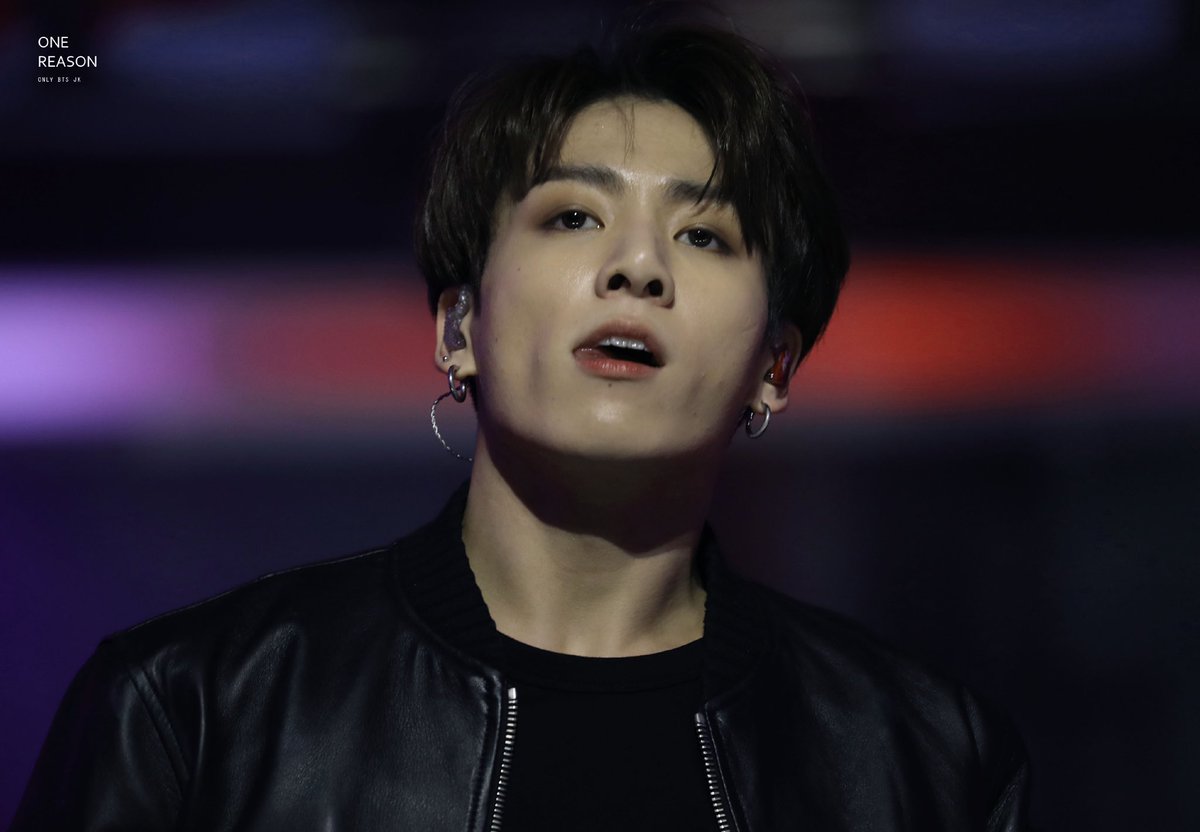 jjk_kth9597's tweet photo. #taekook au #kookv
Taehyung, heir to his father's company with a strong passion for hybrids' rights, comes across a black market auction house where he finds a daunting and handsome wolf hybrid who is sentenced to death. Lives change when a brash decision is made to save a life. https://t.co/QtwVMF0IVS