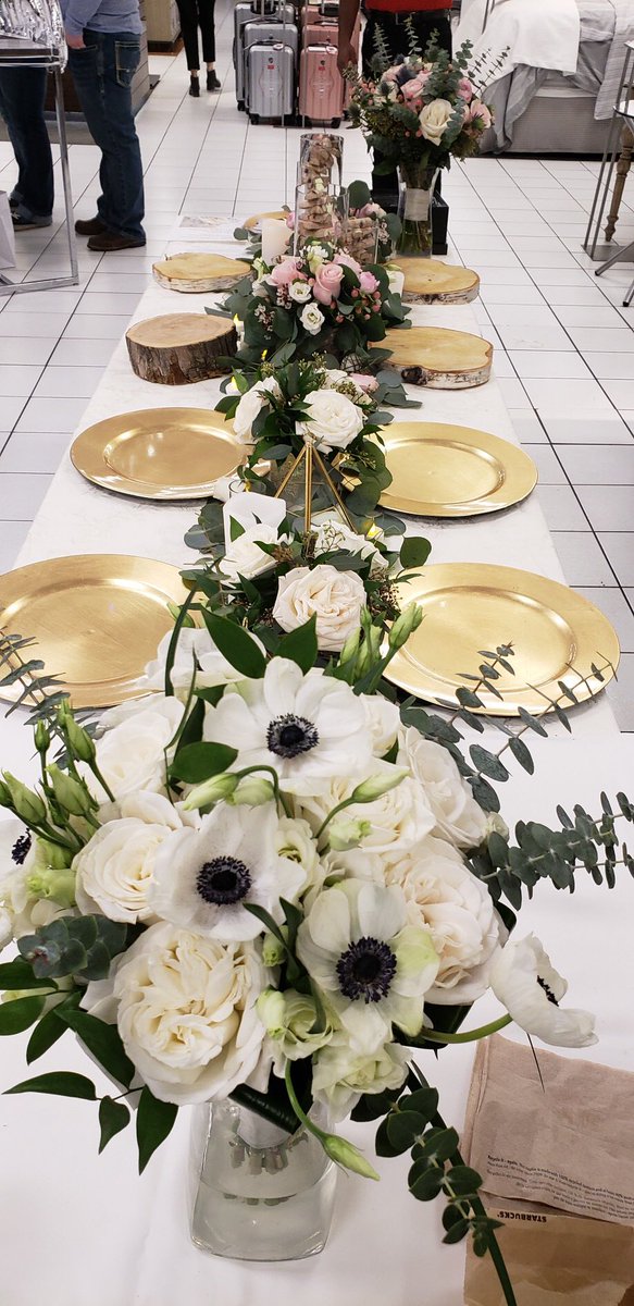 BonavistaFlowe1's tweet photo. #bridalfair#thebaychinook#2looks#gold#rustic#bonavistaweddingflowers https://t.co/O54OetWBqP