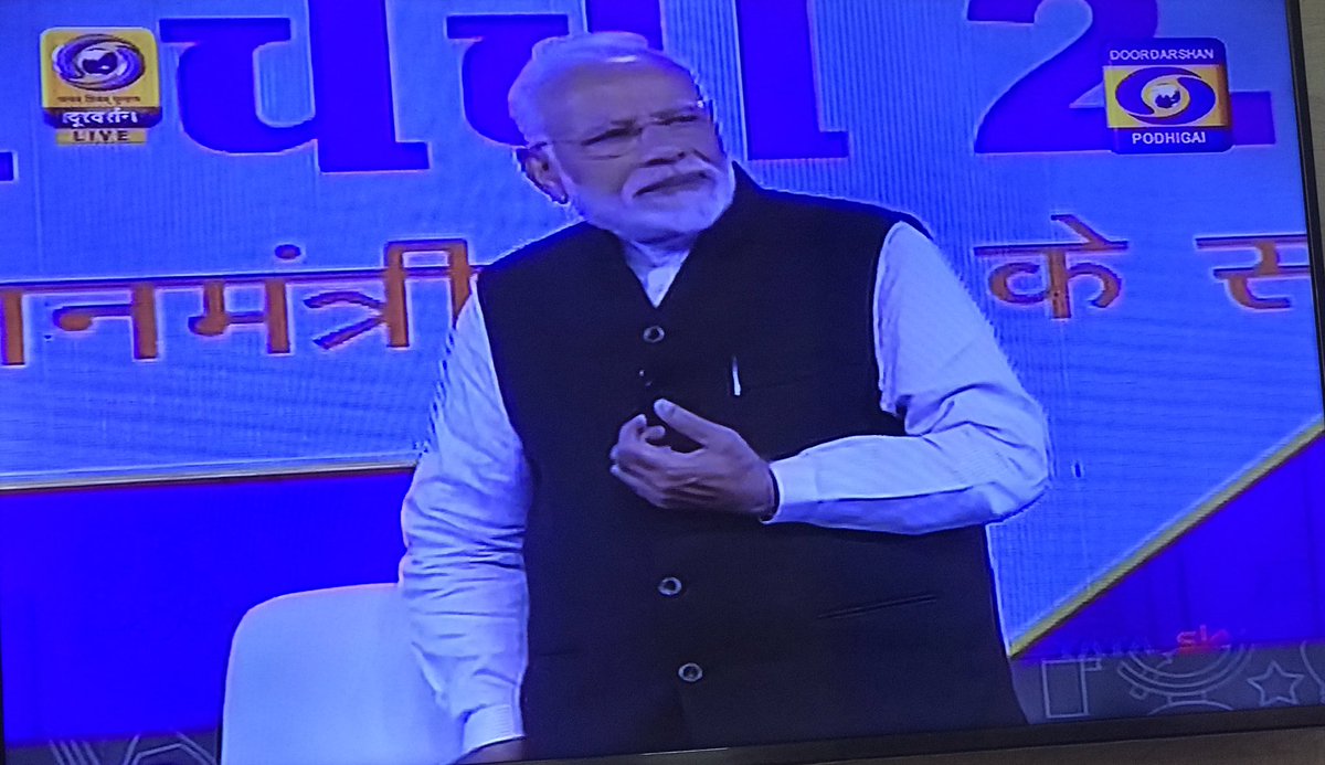 writerpara's tweet image. மோடியிடம் நாலு கேள்வி கேட்க என் மகளும் போயிருக்கிறாள். இப்போது தூர்தர்ஷனில் ஒளிபரப்பாகிறது. 
#parikshapecharcha2
#pmprogramme