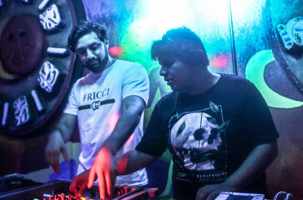 ErickT_MX's tweet photo. Un rato estas bien agustin tocando y de la nada se trepa @dohko_dj a echarse el palomazo. Esto fue #House4Life TABASCO! https://t.co/zQs59DZixk