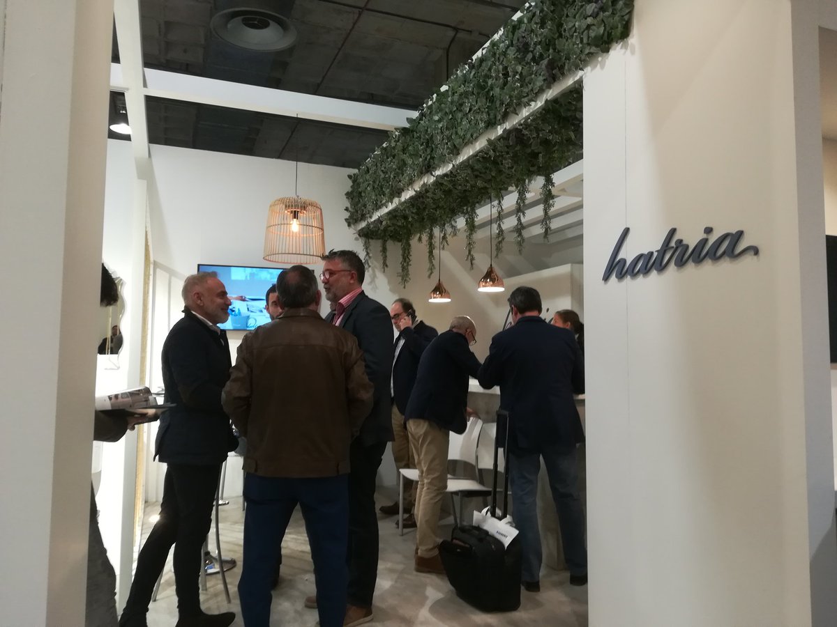 salabanonews's tweet photo. En el stand de #Hatria en @Cevisama con @JoaquinTorres_V https://t.co/g0pH4UJ22T