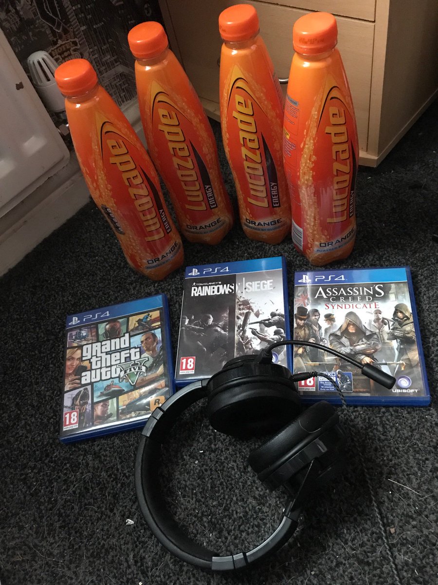 Liam390Smith's tweet photo. When gaming and lucozade take over your days off from work #lifesogood https://t.co/u6oR23CIPo