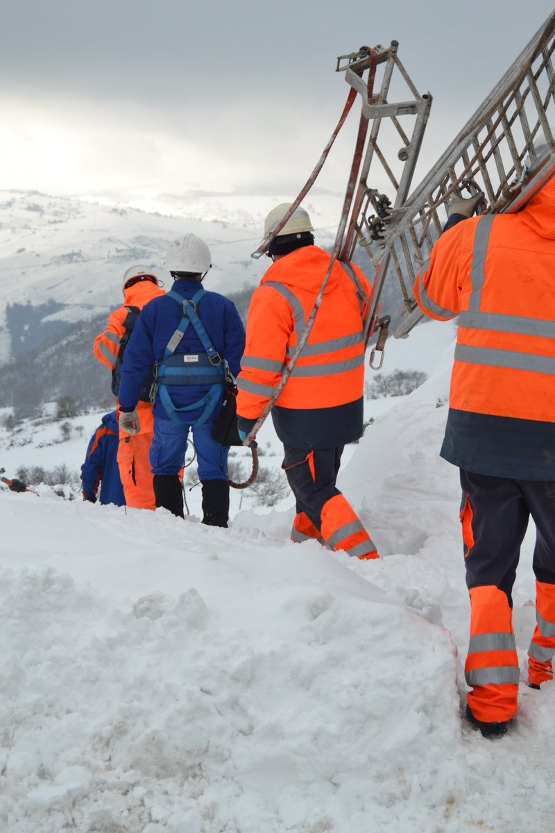 edistribuzione's tweet image. “Un ringraziamento particolare va anche agli oltre 350 tecnici di E-Distribuzione, che hanno lavorato senza sosta, giorno e notte per riparare le linee elettriche danneggiate dal maltempo...". Così il Sindaco del @ComuneDiPotenza De Luca, in merito all'emergenza.