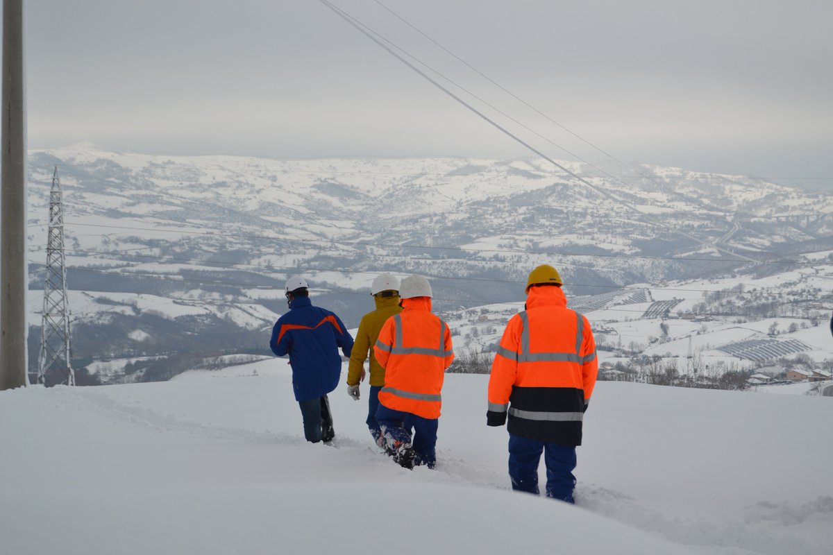 edistribuzione's tweet image. “Un ringraziamento particolare va anche agli oltre 350 tecnici di E-Distribuzione, che hanno lavorato senza sosta, giorno e notte per riparare le linee elettriche danneggiate dal maltempo...". Così il Sindaco del @ComuneDiPotenza De Luca, in merito all'emergenza.