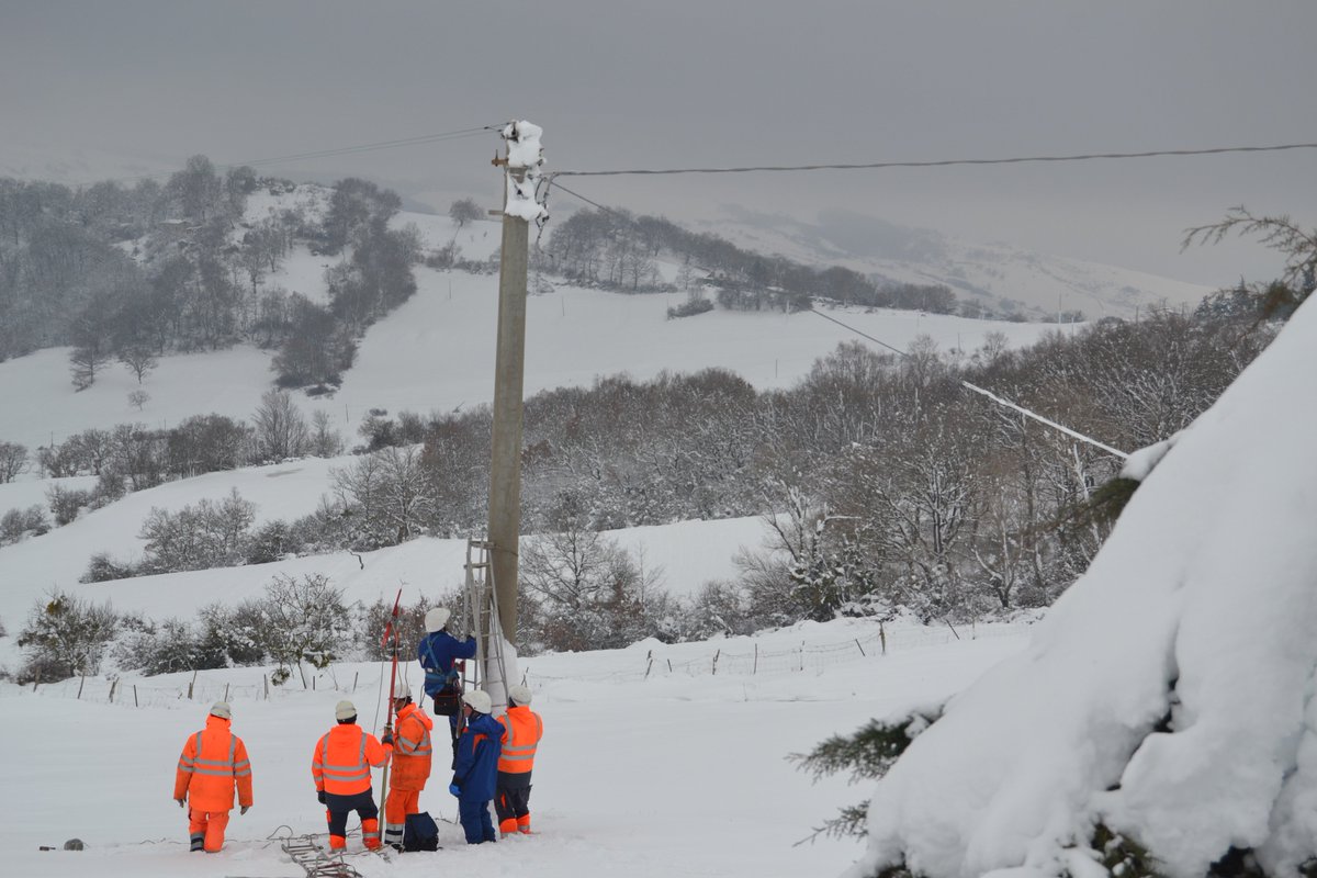 edistribuzione's tweet image. “Un ringraziamento particolare va anche agli oltre 350 tecnici di E-Distribuzione, che hanno lavorato senza sosta, giorno e notte per riparare le linee elettriche danneggiate dal maltempo...". Così il Sindaco del @ComuneDiPotenza De Luca, in merito all'emergenza.