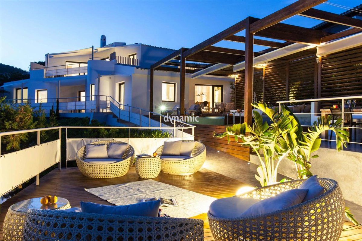 The first #luxuryIbiza villa we're sharing with you this week is Villa Coco, the ultimate luxe holiday rental boasting lots of indoor and outdoor plush lounge areas, indoor/outdoor dining and impressive views!

Look around on #YouTube: ow.ly/l0Hq30nuzom