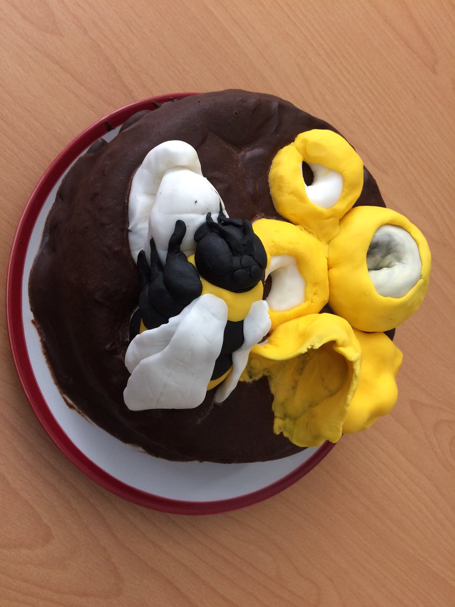 sphaerularia's tweet photo. Look, bumblebees 🐝🐝 do bring out the dead 💀 (larvae) #labcake summarising @vikib228 Masters project @RHULBioSci https://t.co/Ugh34eBwtF