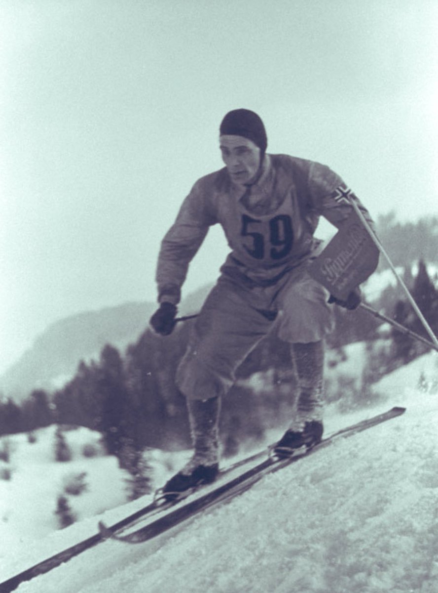 olympicmuseum's tweet photo. 4// ❄️Encapsulating the mood of the #WinterOlympics ❄️
#GarmischPartenkirchen 1936 (Germany🇩🇪): the official poster and a forceful⛷downhill skiing picture taken on-the-fly at that time.
·
#olympicmuseum #olympics #olympicgames #OlympicLanguage #wintersports #skiing #skihistory https://t.co/hEVRjanjlc