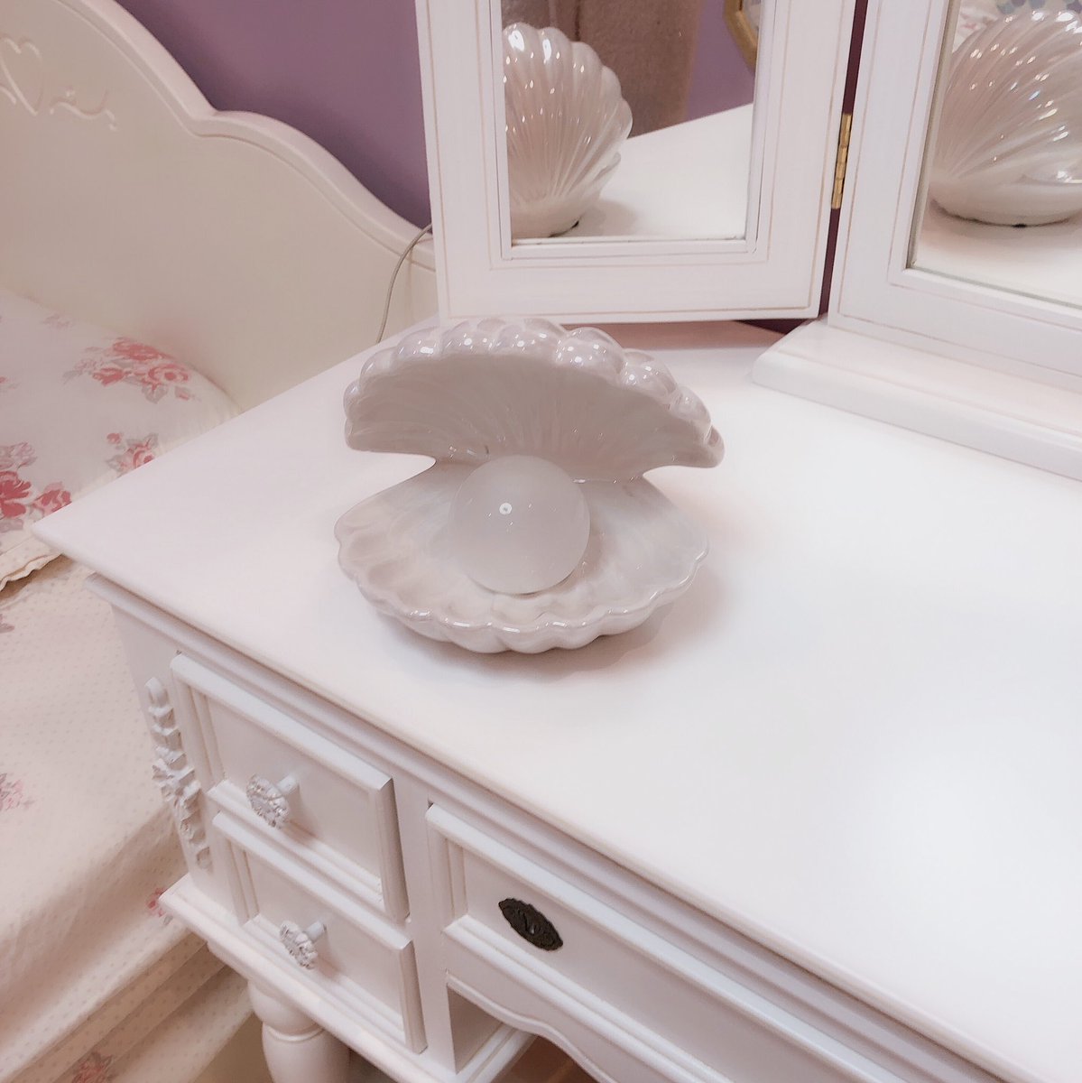 鈴蘭 Di Twitter ドレッサーの組み立てできたんだけど神のごとくかわいくない ヤバイ Francfrancのシェルランプも置いたら可愛さの暴力みたいになった すごい そして引き出しは鍵付き 夢と浪漫が詰まってるよ