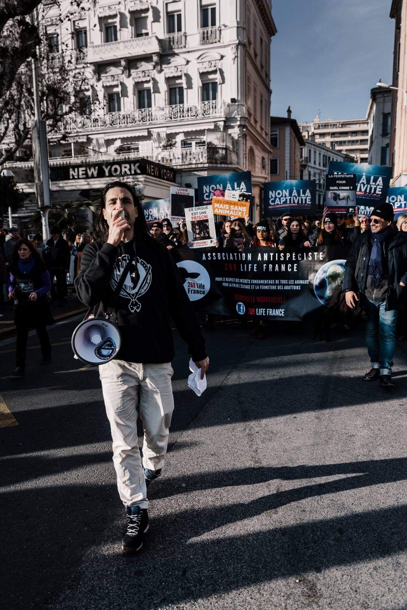 Veraunik's tweet photo. @ResTurner  Un énorme MERCI à Res Turner pour sa présence samedi à Cannes. Merci d'avoir apporté ta voix de maître pour nous accompagnez durant toute la marche ! Merci pr ton engagement, soutien et ta confiance !
#NonAuxCirquesAvecAnimaux
#BalanceTonCirque
#ResTurner https://t.co/YjWAjqHrRj
