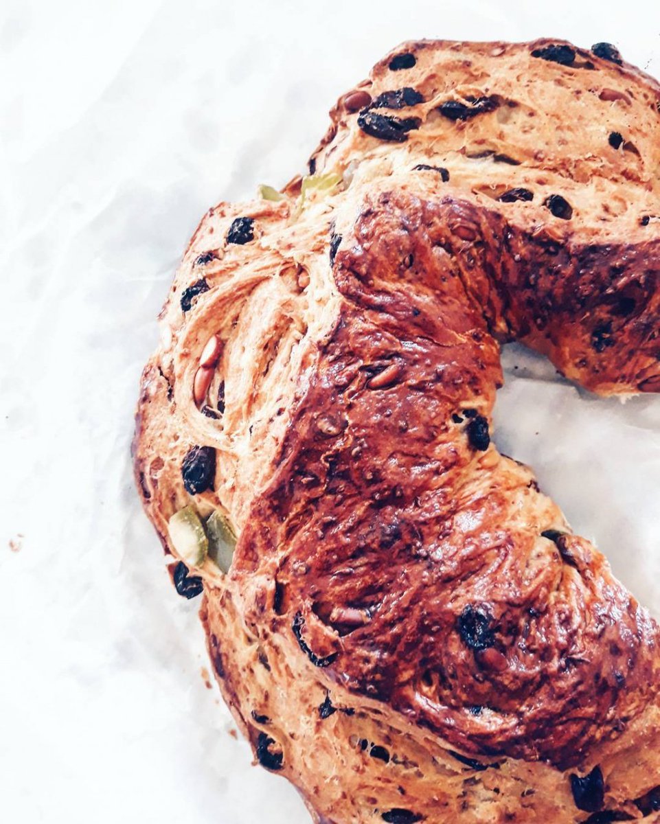 UmbriaTourism's tweet photo. Oggi a #Perugia si festeggia #SanCostanzo e in vari punti della città verrà distribuito il #torcolo, ciambella a pasta di pane che simboleggia la ghirlanda di fiori adagiata sul collo del santo, per nascondere i segni della decapitazione.

📸 @panfa88 🔗https://t.co/12l5JlHlXl https://t.co/76p9wZAmbq