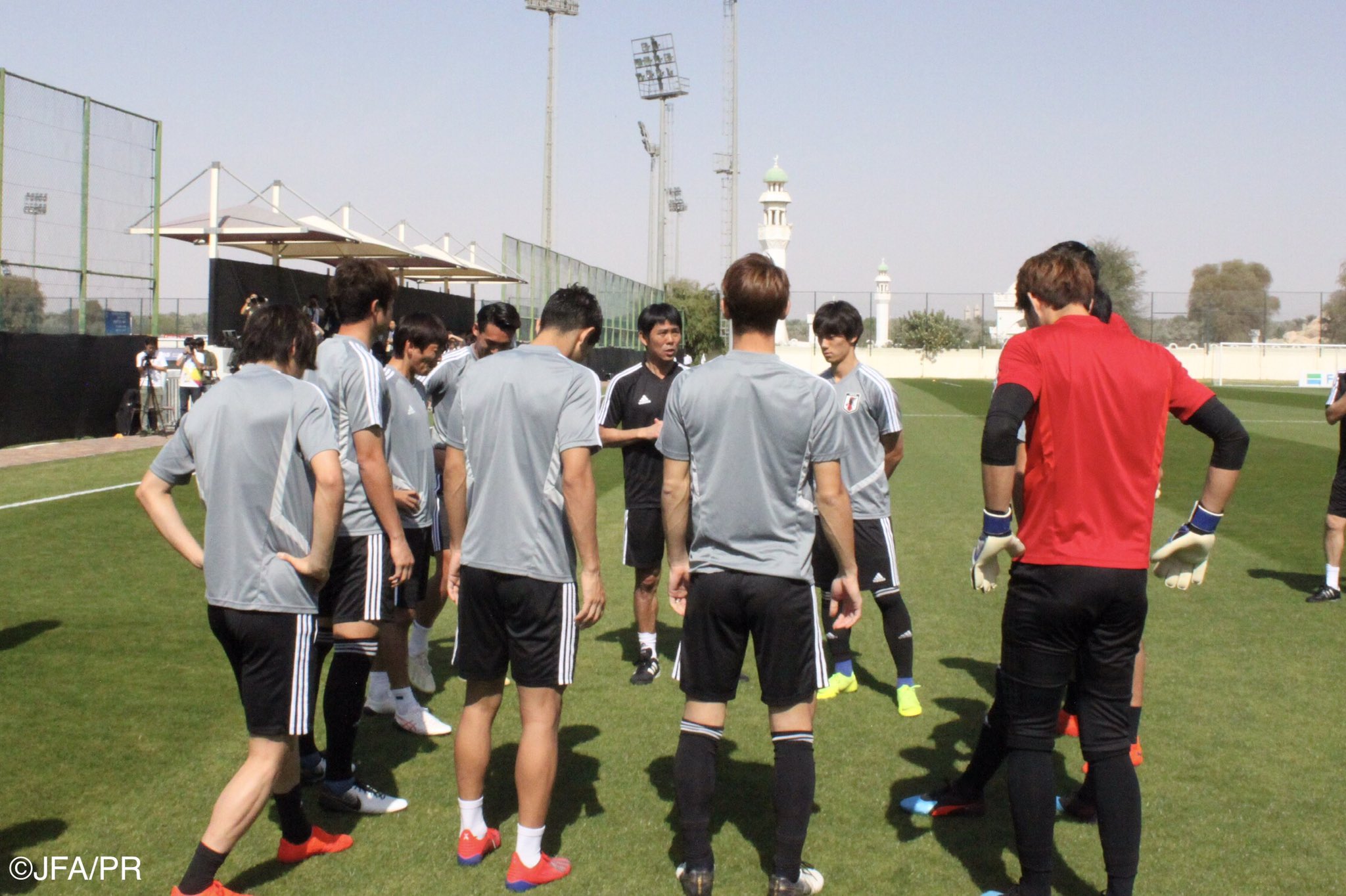サッカー日本代表 Uaeは正午を過ぎました 本日も日本代表はアルアインでトレーニングを開始しました 雲ひとつない晴天で グラウンドは暑さを感じます いよいよ決勝 19 2 1 金 23 00キックオフ 日本時間 Vs カタール代表 Or Uae代表
