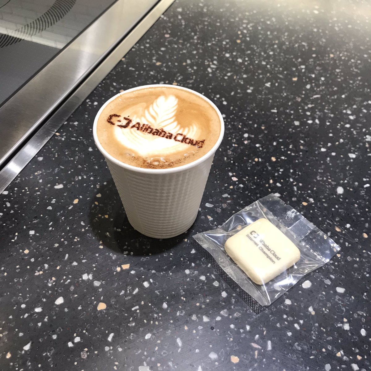 AlibabaCloud_jp's tweet photo. 会場ではAlibaba Cloudラテ&クッキーもお配りしました。
#アリババクラウド #AlibabaCloud
#ImChamp #InternetChamp https://t.co/nb384uXTaR