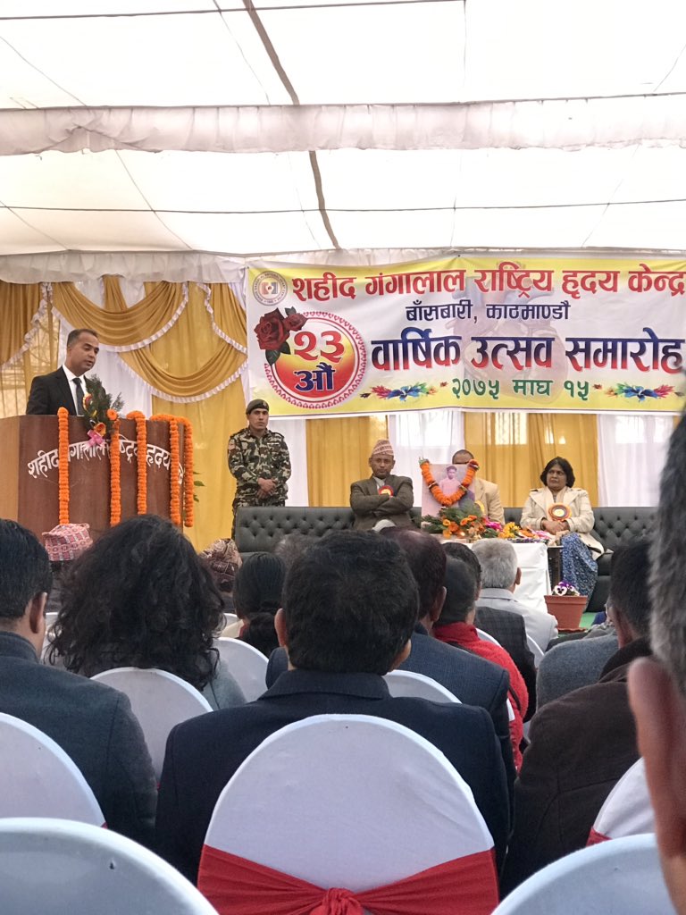 DilBhusanPathak's tweet photo. कार्यकारी निर्देशक ज्योतिन्द्र शर्माले बार्षिक प्रतिवेदन पेस गर्दै यो केन्द्रले आर्थिक पारदर्शिता तथा अनुशासन कायम गर्न सफल भएको छ भनेर सोफामा विराजमान मन्त्रितिर पुलुक हेरे | थाहा छैन मन्त्रि कति खुशी भए ! 😉 #letsendcorruption #anticorruptionaction #gangalal #hearthospital https://t.co/NG2zJhQfo4