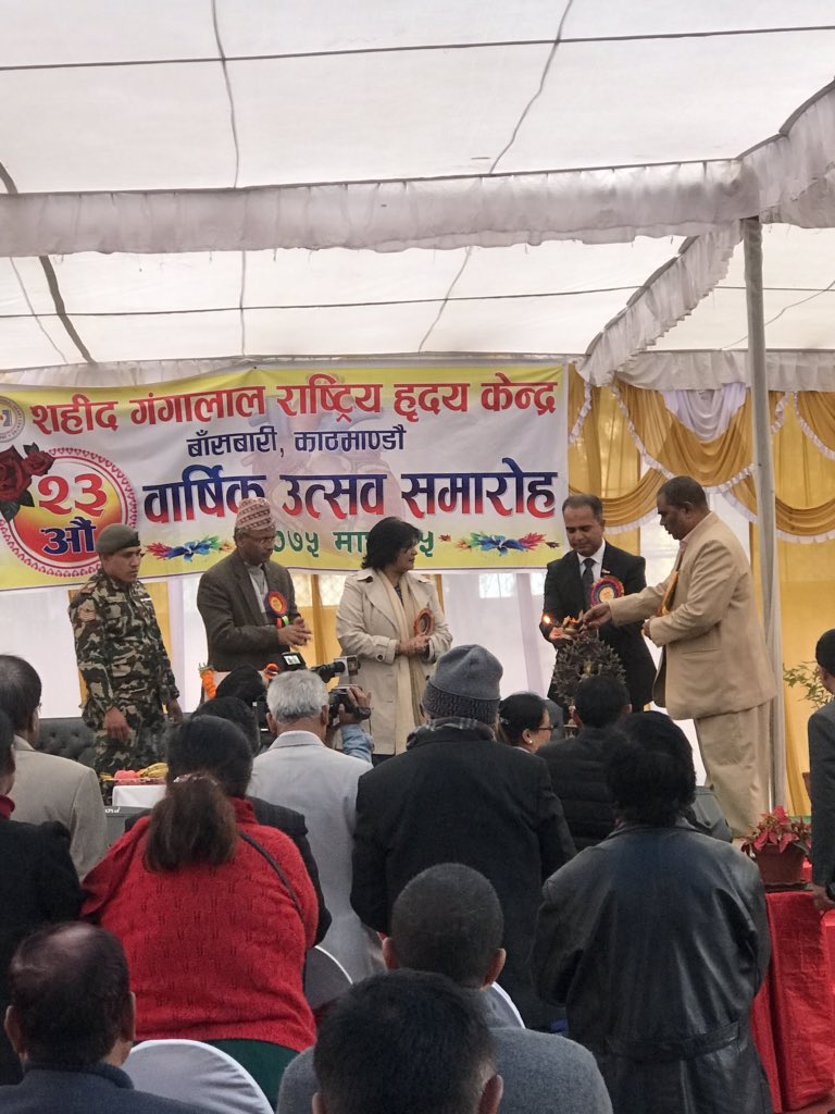 DilBhusanPathak's tweet photo. कार्यकारी निर्देशक ज्योतिन्द्र शर्माले बार्षिक प्रतिवेदन पेस गर्दै यो केन्द्रले आर्थिक पारदर्शिता तथा अनुशासन कायम गर्न सफल भएको छ भनेर सोफामा विराजमान मन्त्रितिर पुलुक हेरे | थाहा छैन मन्त्रि कति खुशी भए ! 😉 #letsendcorruption #anticorruptionaction #gangalal #hearthospital https://t.co/NG2zJhQfo4