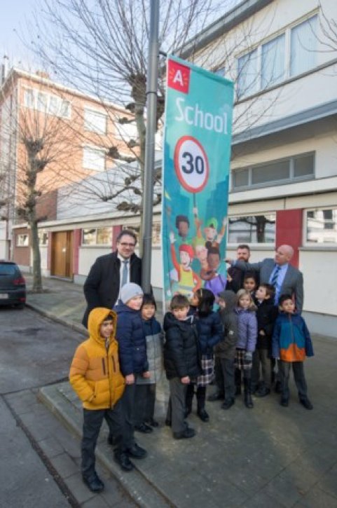 VOR_BE's tweet photo. "Pole position vlaggenmasten voor betere zichtbaarheid aan scholen" #Pole Position #VOR_BE https://t.co/OQwAshAGWy https://t.co/n6bhRHwvWc