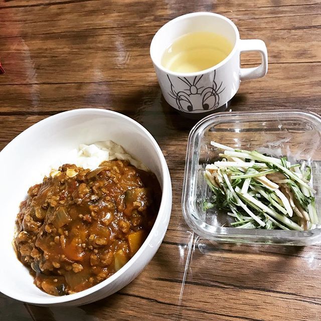 彼の帰りが遅いので平日は基本別メニューです 豆腐オンひき肉カレーと水菜と鶏胸肉のサラダ 美酢 美酢活 お湯割り 難消化性イコデキストリン お米抜き 置き換えダイエット おゆき飯 手抜き飯 T Co 6ud8w57kjd T Co Frrtsyecma