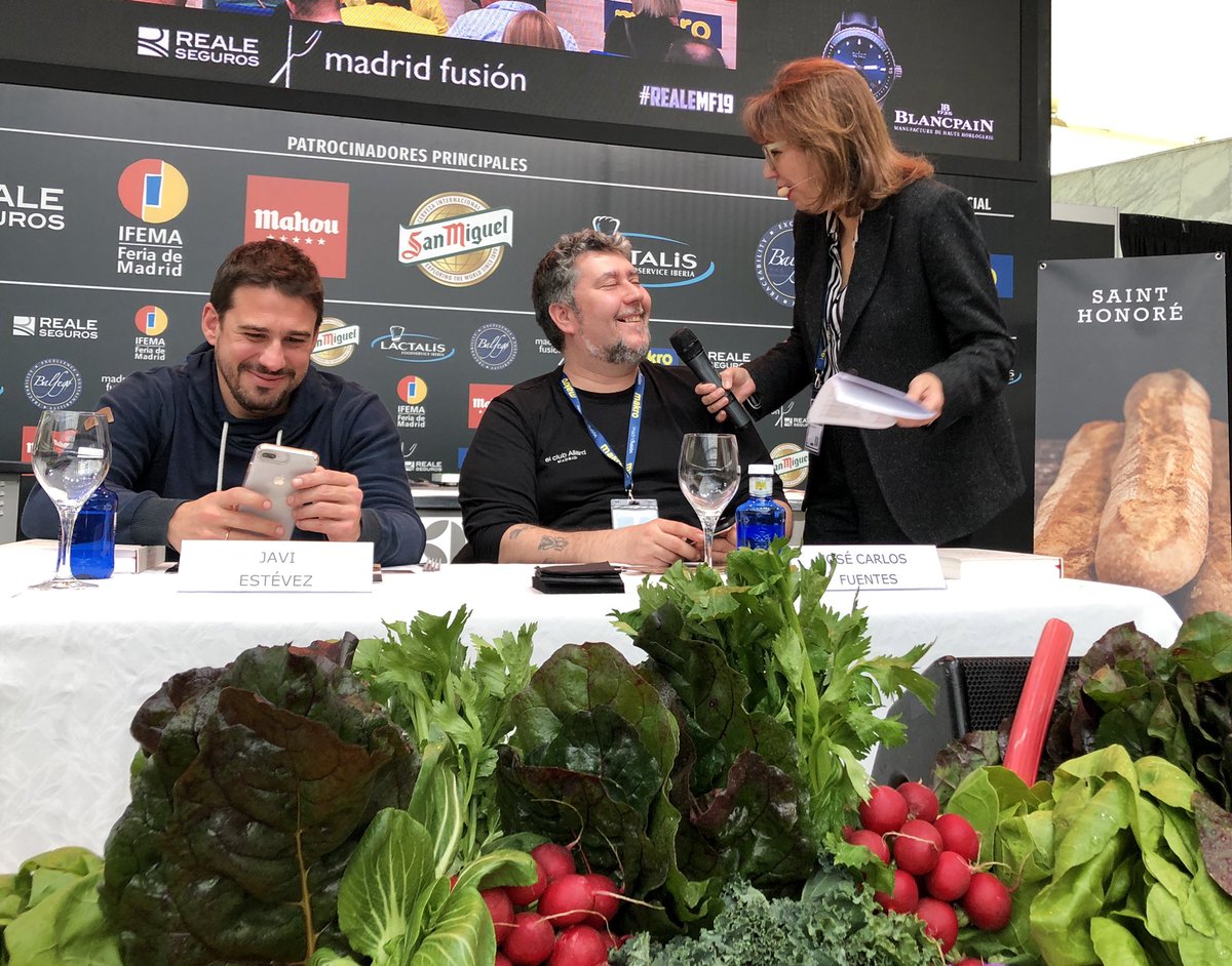 Nuestro chef <a href="/jefedecocina76/">Jose Carlos Fuentes</a> de jurado en <a href="/madridfusion/">madrid fusion</a> 2019 en busca del mejor bocadillo gourmet (en la foto junto al chef Javi Estevez <a href="/LaTasqueria/">La Tasquería</a>)