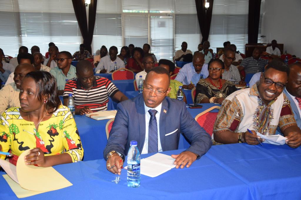 RTNBurundi's tweet photo. #Burundi  Le @minisante organise un atelier de riposte contre l'épidémie de choléra et de prévention contre la maladie à virus d'Ebola à l'intention des administratifs de @MairieBujumbura https://t.co/jwnJN1FrsA
