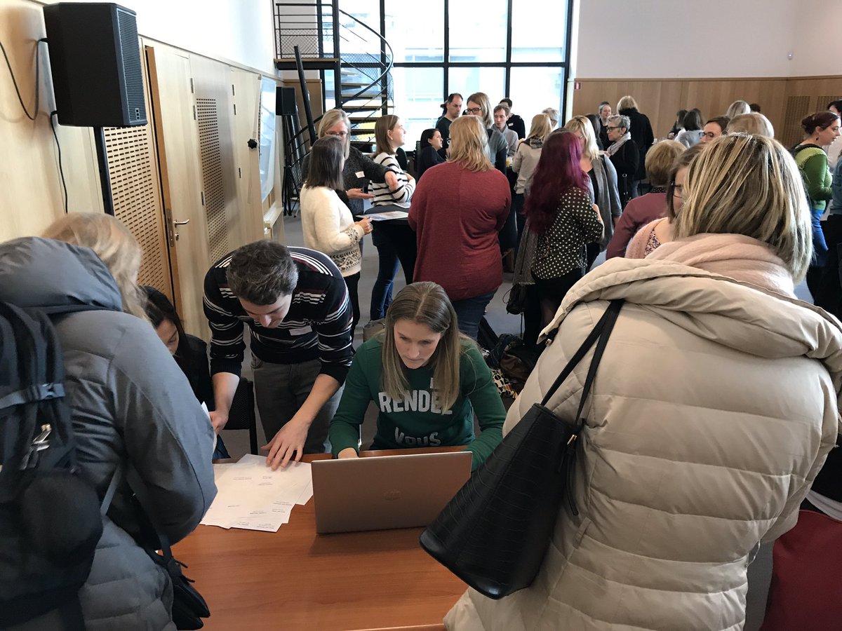 SofieDR's tweet photo. VDAB Vlaams-Brabant organiseert vandaag Dag van de HR! Thema: her Nieuwe Werken. Cursisten Personeelszaken verzorgen professioneel het onthaal #vdab #samensterkvoorwerk https://t.co/LwJG4AFmGm