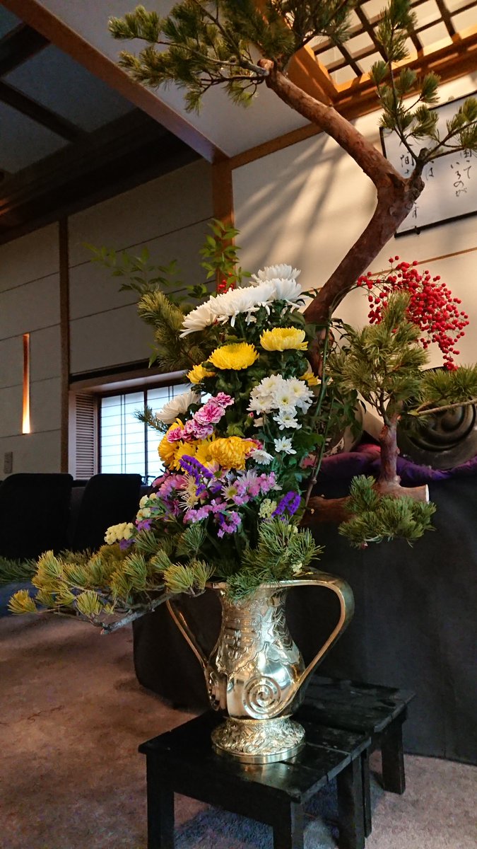 報恩講でお飾りしました「仏華」を、皆様に間近でご覧いただけるよう