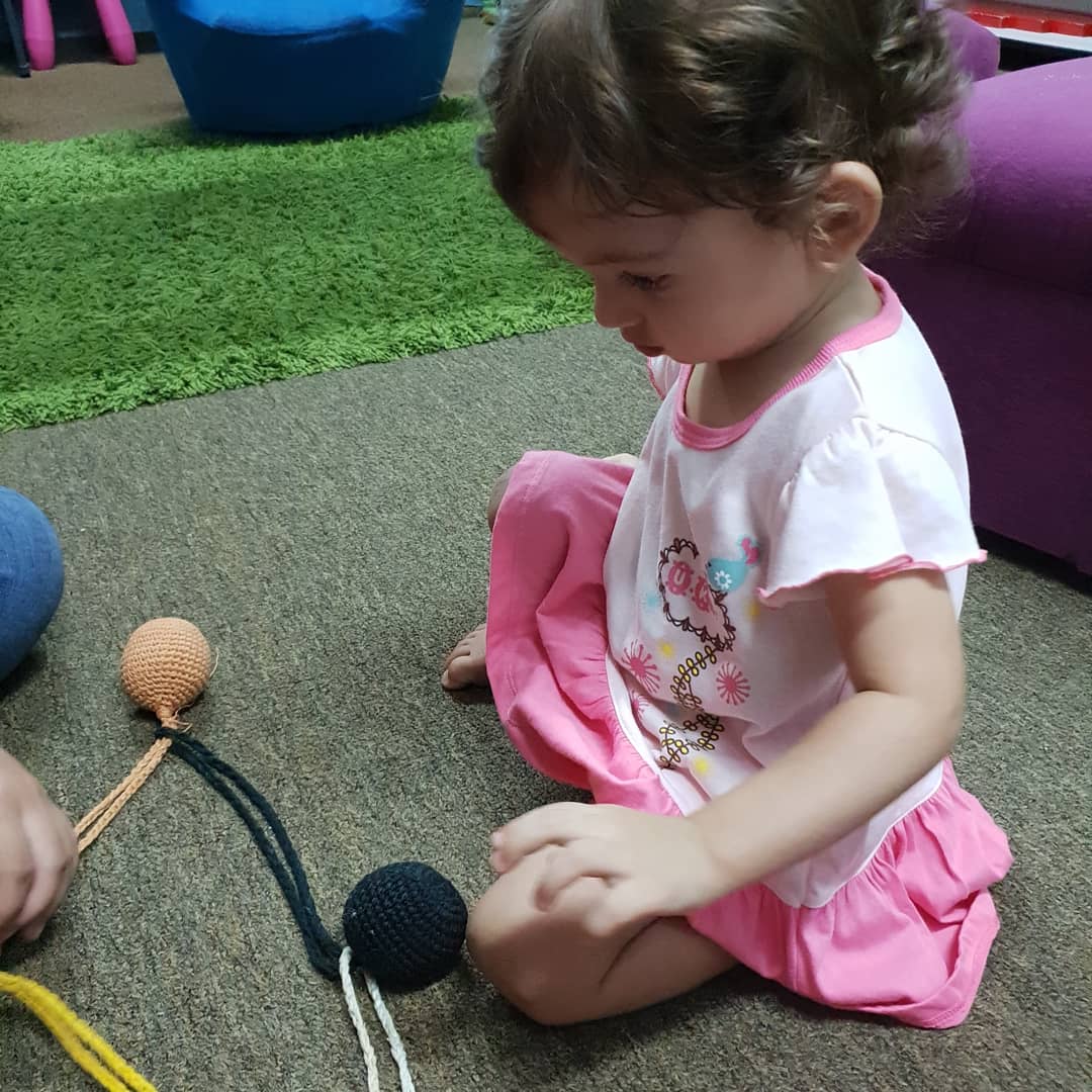 KidzOrange's tweet photo. Yarn balls.  Developing creativity. The balls help a child begin to distinguish form, color and movement — the qualities of matter in the physical universe. It also is early physical activity to improve of eye-hand coordination and gross motor control. https://t.co/PpwtnuezTl