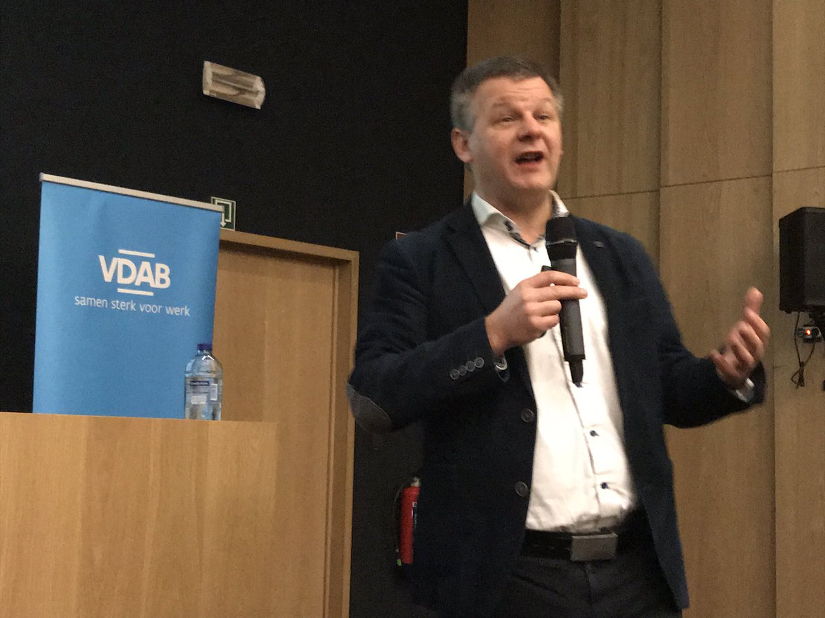 Gastspreker professor Yves Stevens (KULeuven) brengt zijn visie op de vele sociaalrechterlijke uitdagingen van het Nieuwe Werken. Inspirerend! #vdab #samensterkvoorwerk #dagvandehr