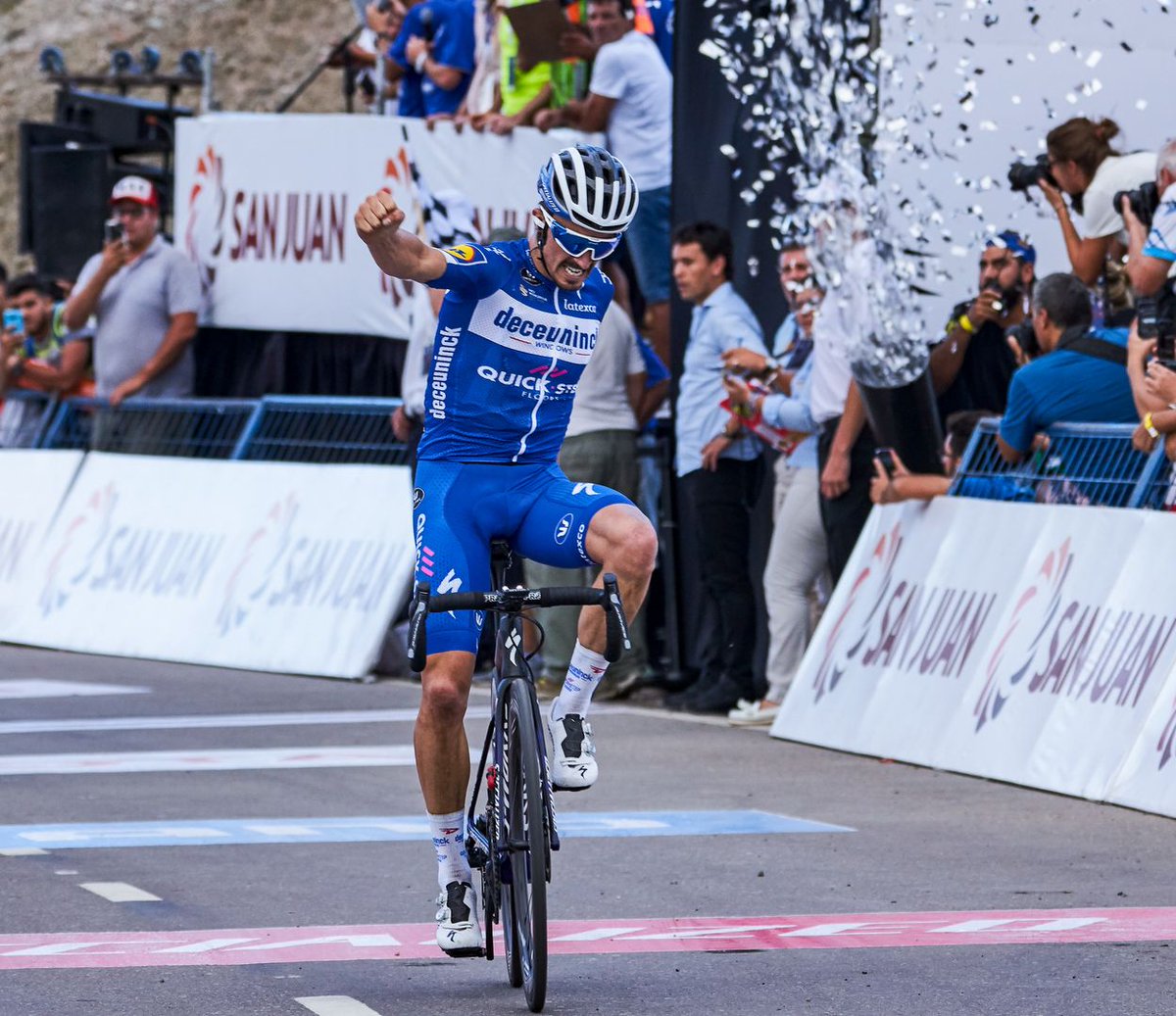 News: Frenchman Julian Alaphilippe rides away from rivals in the last two kilometers of Monday’s Vuelta a San Juan stage and takes his first win of the season 
velouk.net/2019/01/29/new…

Photo: © Sigfrid Eggers