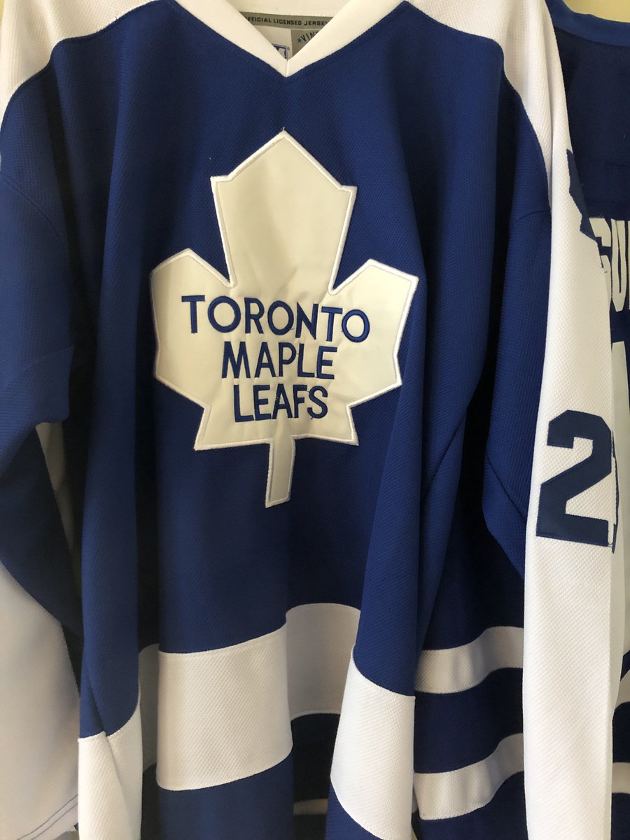 Gåshud på programmet om Börje ”the king” Salming igår 🙏🏼 
En utrotningshotad art och en sann legend som många av dagens ungdomar skulle ta lärdom av. 

För övrigt så hänger bla dessa tröjor på mitt kontor #21