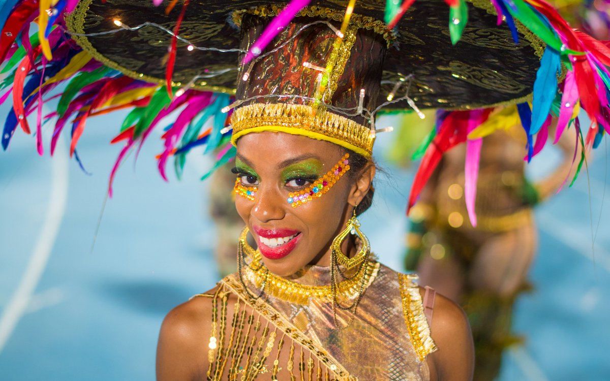 Costumes éblouissants, rythmes endiablés, sourires et bonne humeur... Le #Carnaval bat son plein sur les Îles de #Guadeloupe ! 🤩 ✨
📸 Guillaume Aricique / CTIG