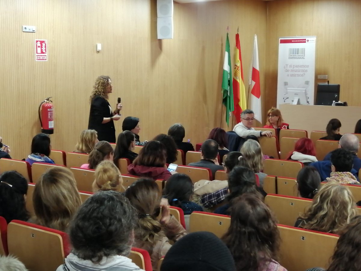 CruzRojaCordoba's tweet photo. Disfrutando hoy de la compañía de @elenaarnaiz y @alexdurana, que comparten sus conocimientos sobre #MarcaPersonal con participantes y profesionales del #PlanEmpleoCruzRoja https://t.co/JpJ1zEeM83