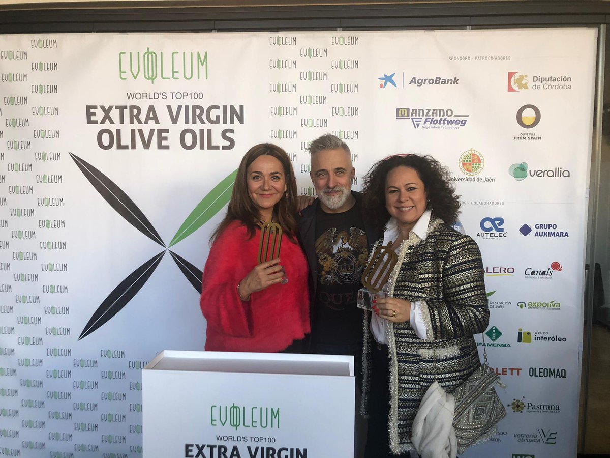 almasubbetica's tweet photo. 👨🏻‍🍳Imágenes del #ShowCooking ofrecido en la pasada gala #EvooleumAwards2018 a cargo de @manu_utorres y @aarongue7 de @lamalaje con #RincónDeLaSubbética y #AlmaolivaBio como protagonistas en un acto al que acudieron grandes personalidades de la #gastronomía, #cocina y #nutrición. https://t.co/b9UnURfLwe