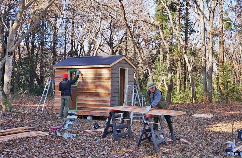 ドゥーパ 編集部 Diyライフマガジン 2月21日発売の 手作りウッディハウス 小屋を作る本 19 に製作ガイドを掲載する小屋を 昨日とは別角度から 外壁を張り終えて 塗装開始 建具 ドア 製作も同時に進めています Diy 小屋作り タイニー