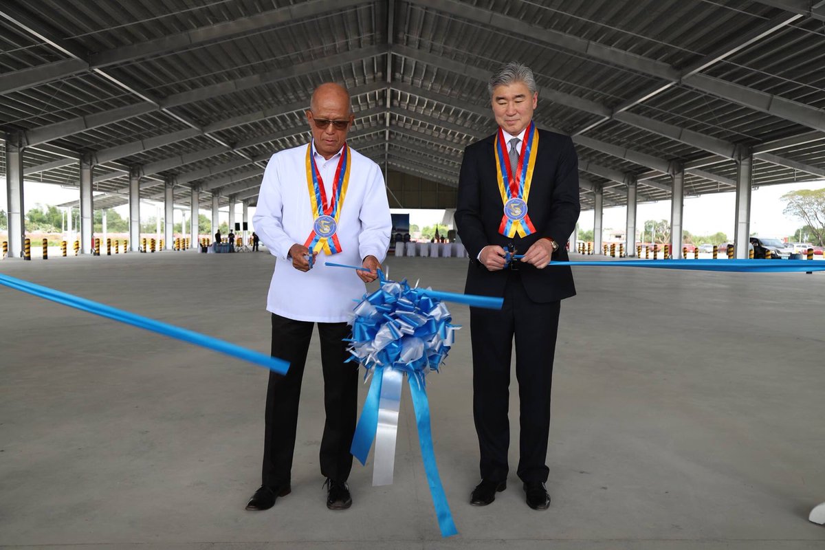 del_lorenzana's tweet photo. SND Delfin Lorenzana and @USAmbManila, with officials from the Armed Forces of the Philippines (AFP) and the US Armed Forces, in a ribbon-cutting ceremony for the first major project under the EDCA at Basa Air Base.
#OneDefenseTeamPH
#DelTheDefender https://t.co/esePp2o9TW