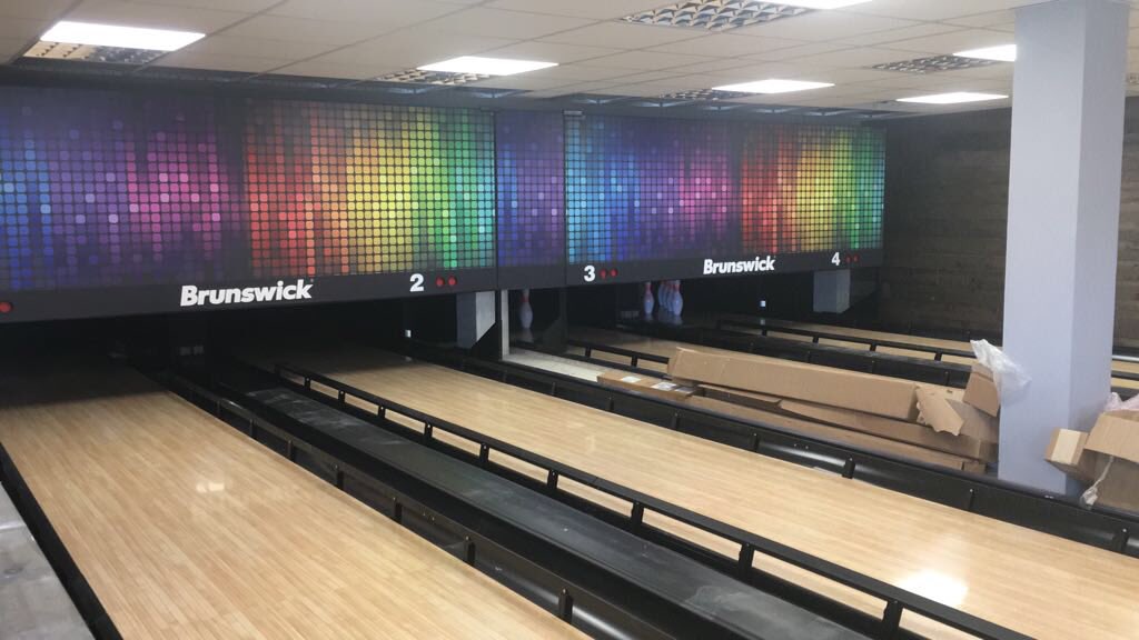 BulbsintheDiff's tweet image. We’ve enjoyed being involved in this bowling alley project recently. Some great effects created by mixing LED and fluorescent lighting. Nice job by the boys at TP Pearson &amp;amp; Son. 💡#keepitlocal #Cardiff #Cardifflighting #LED