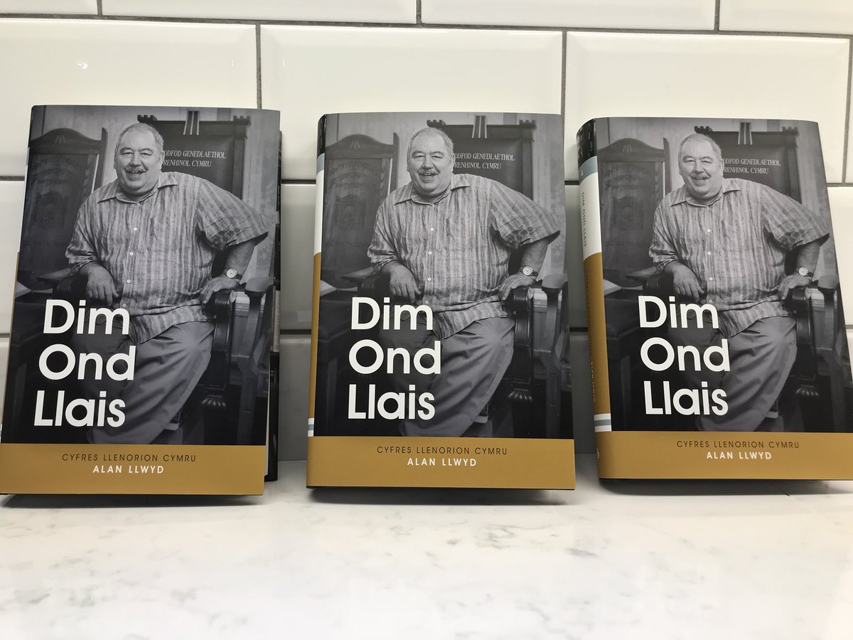 trydarbarddas's tweet photo. Cyfres Llenorion Cymru 🏴 dyma’r diweddaraf yn y gyfres - DIM OND LLAIS gan Alan Llwyd #llêngofiant #gonest #difyr #personol Allan yn y siopau NAWR! £12.95/£19.95 @LlyfrauCymru #yagym https://t.co/eg46ImgfUb