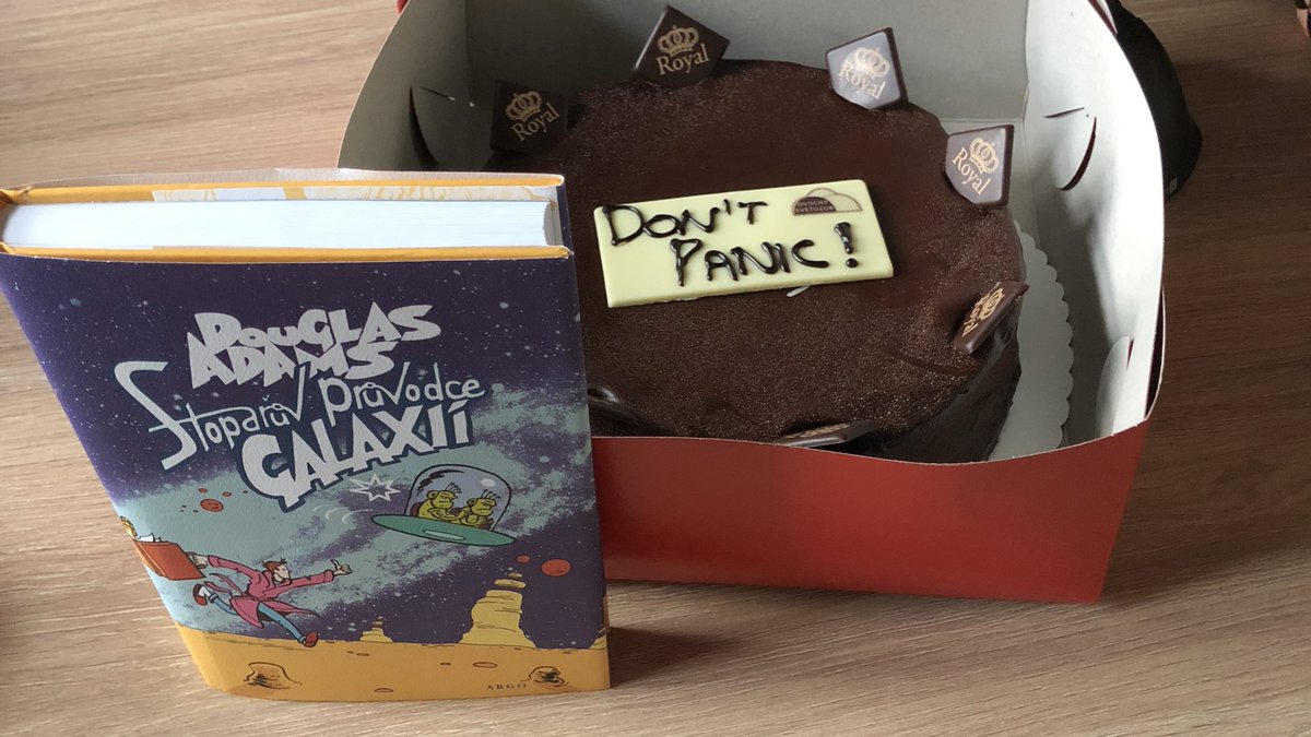 Kolega dnes slaví 42. narozeniny. Výběr dárků byl jasný #HappyBirthday