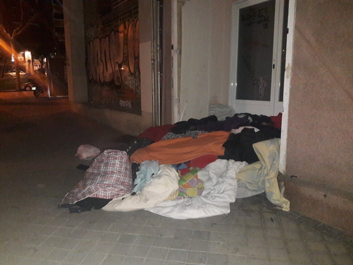 ReporterosT5's tweet photo. @Lineamadrid Quería denunciar la dejadez, la emergencia social, suciedad y problemas de seguridad en la calle Rosario, en pleno casco histórico https://t.co/53cw6iegwz