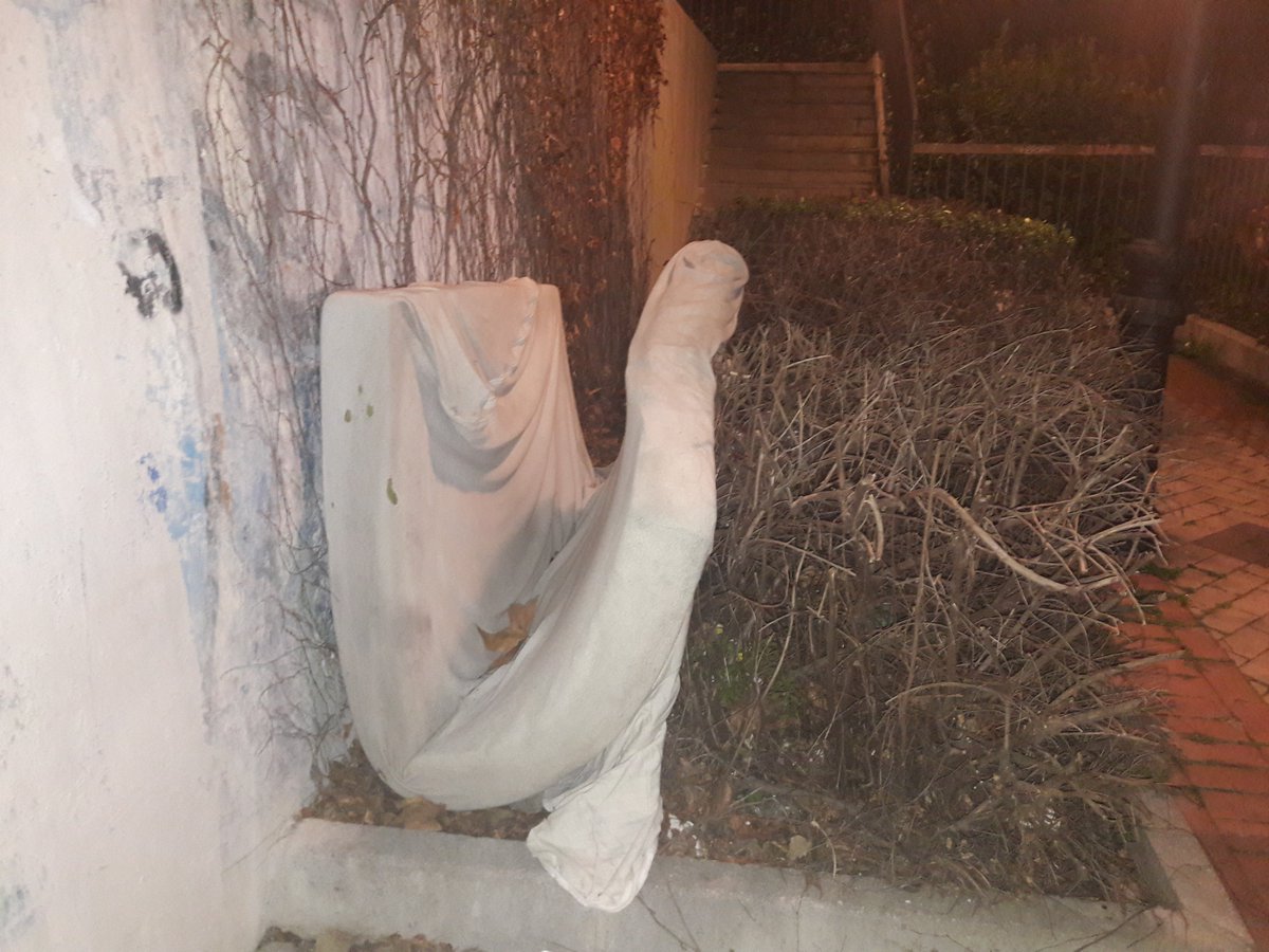 ReporterosT5's tweet photo. @Lineamadrid Quería denunciar la dejadez, la emergencia social, suciedad y problemas de seguridad en la calle Rosario, en pleno casco histórico https://t.co/53cw6iegwz