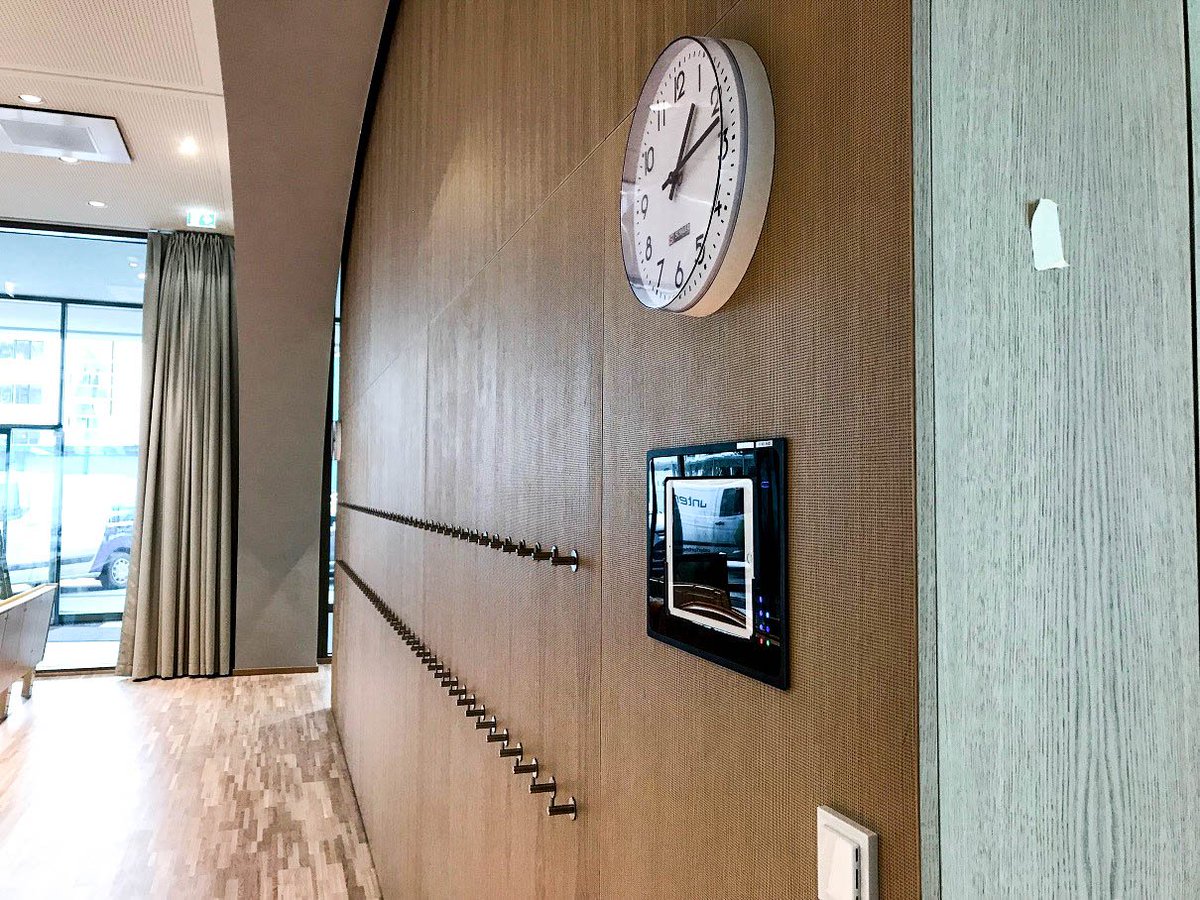 iRoom_at's tweet photo. Our iBezel is now working at the Paracelsus mediacal privateuniversity (PMU) in Salzburg. We think it fits perfect in their new auditorium. What do you think ? @iRoom_at #smarthome #docking #dockingstation #motorized #wallmount #style #trend #premium https://t.co/ovJzBlCPjN